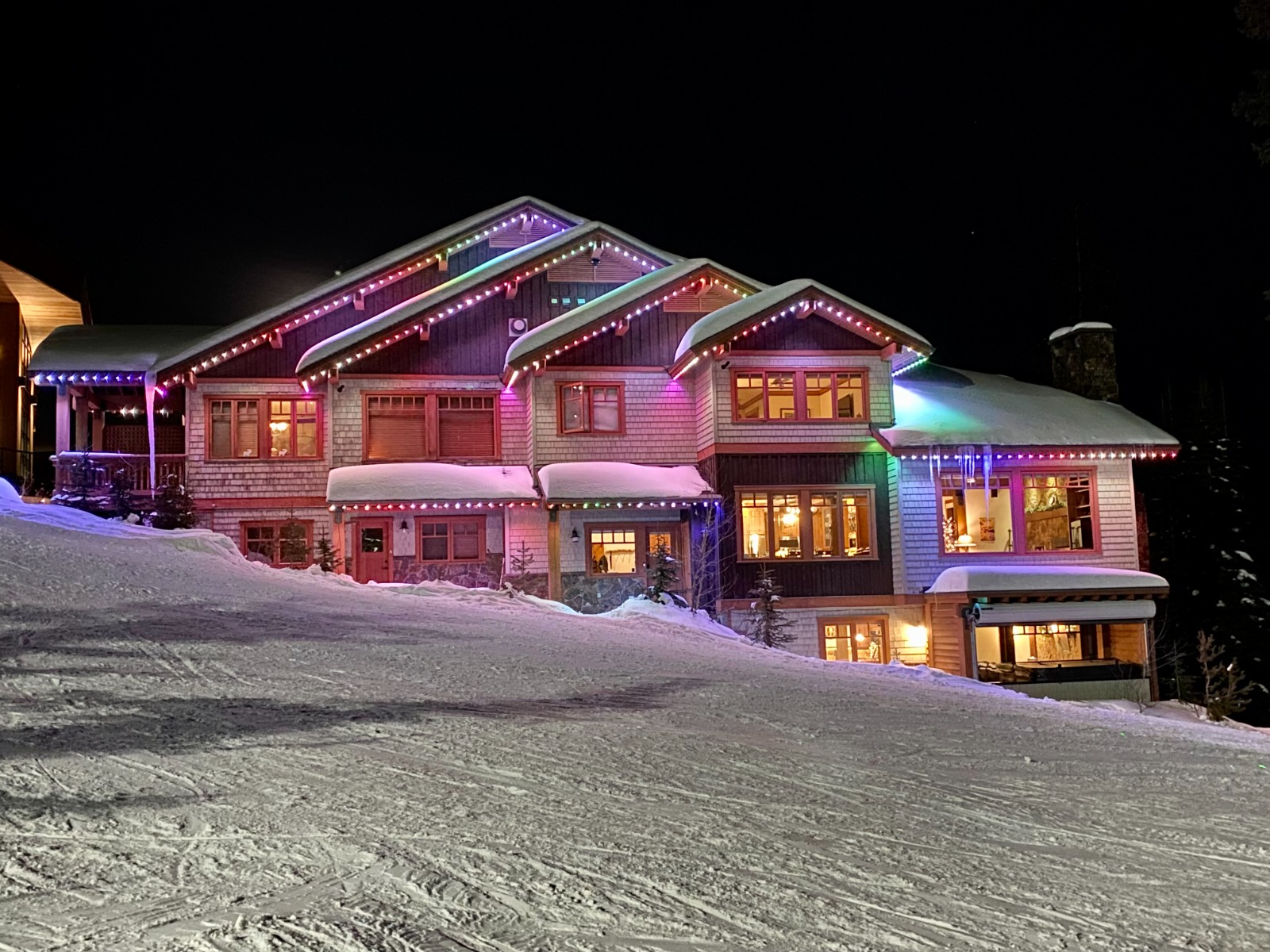 Stunning ski lodge with professional LED lighting display